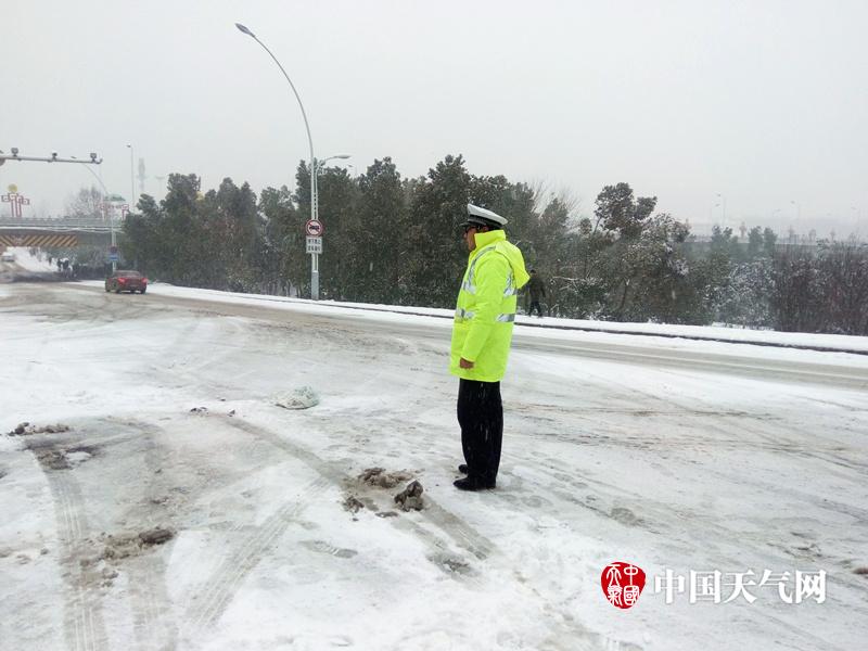 山东多地遭遇罕见暴雪，积雪深度惊人达13厘米——你感受到了吗？