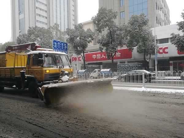 村民創(chuàng)新鏟雪神器，雪后道路暢通無阻，奇跡還是懸念？