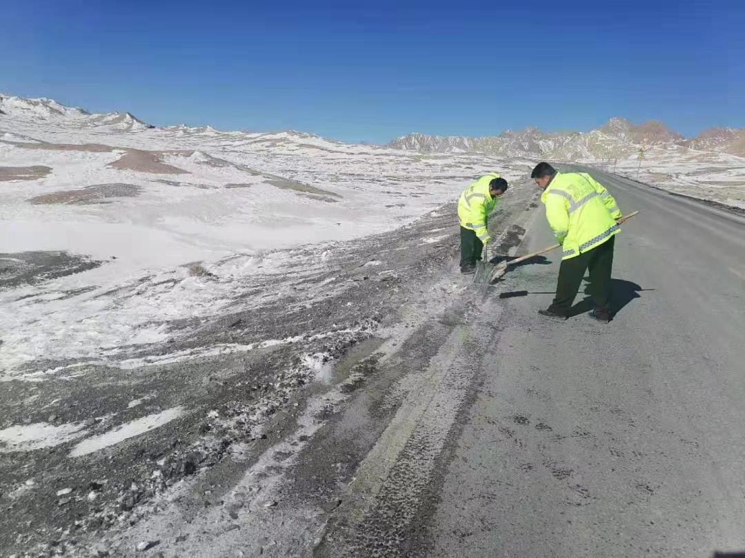 村民创新铲雪神器，雪后道路畅通无阻，奇迹还是悬念？