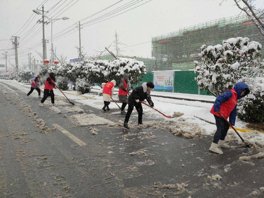 村民创新铲雪神器，雪后道路畅通无阻，奇迹还是悬念？