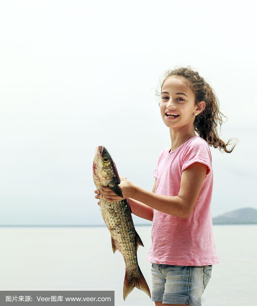 小女孩釣上大魚的喜悅瞬間，揭秘釣魚背后的故事與情感奧秘