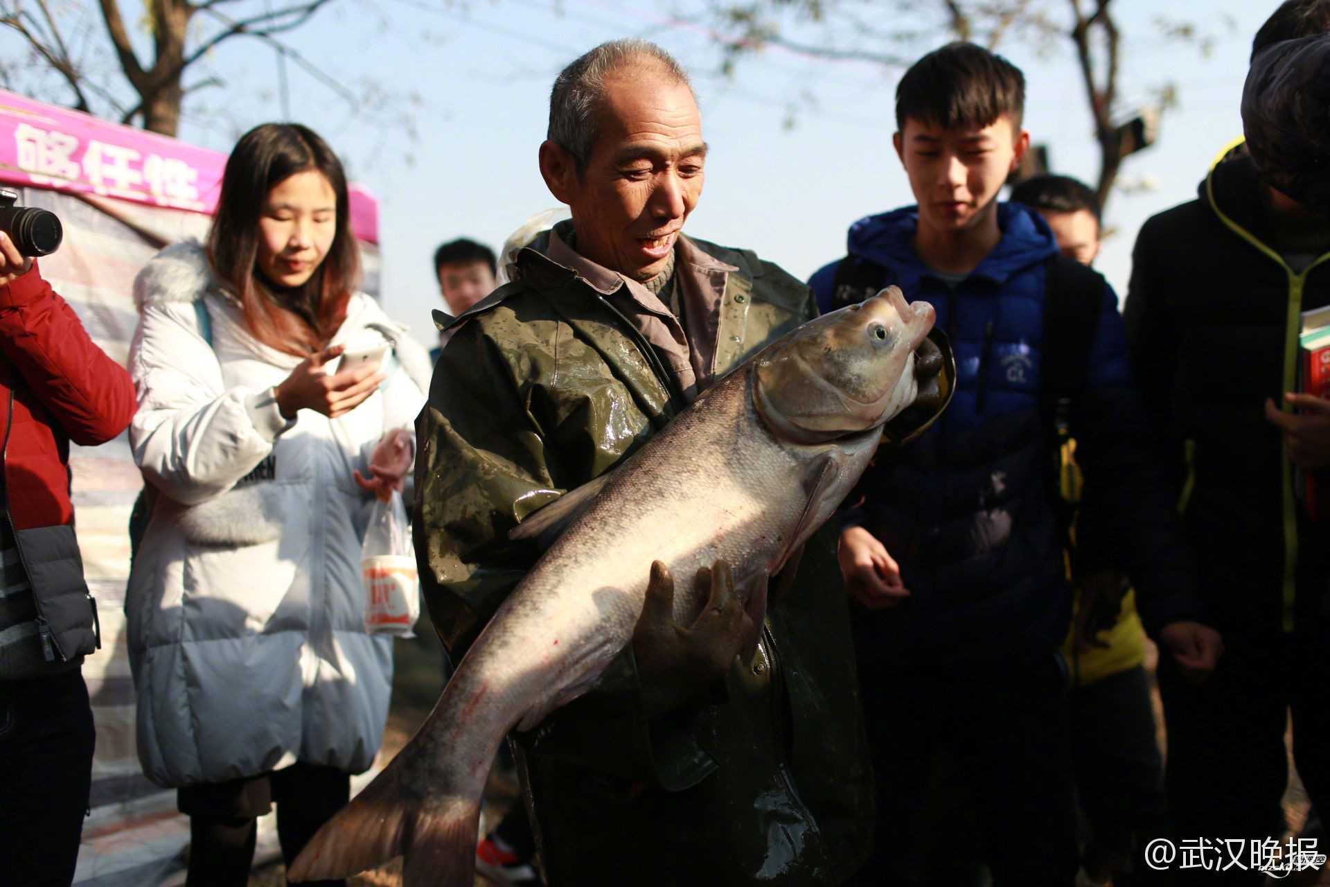 震驚校園！大學生釣獲巨型魚王，炫耀兩小時背后的故事！