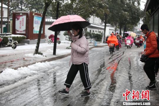 山东多地遭遇暴雪狂袭，积雪深度惊人达13厘米！