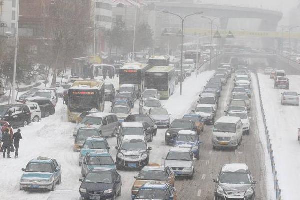 济南大暴雪引发交通大拥堵，一小时仅行五十米，真相究竟如何？