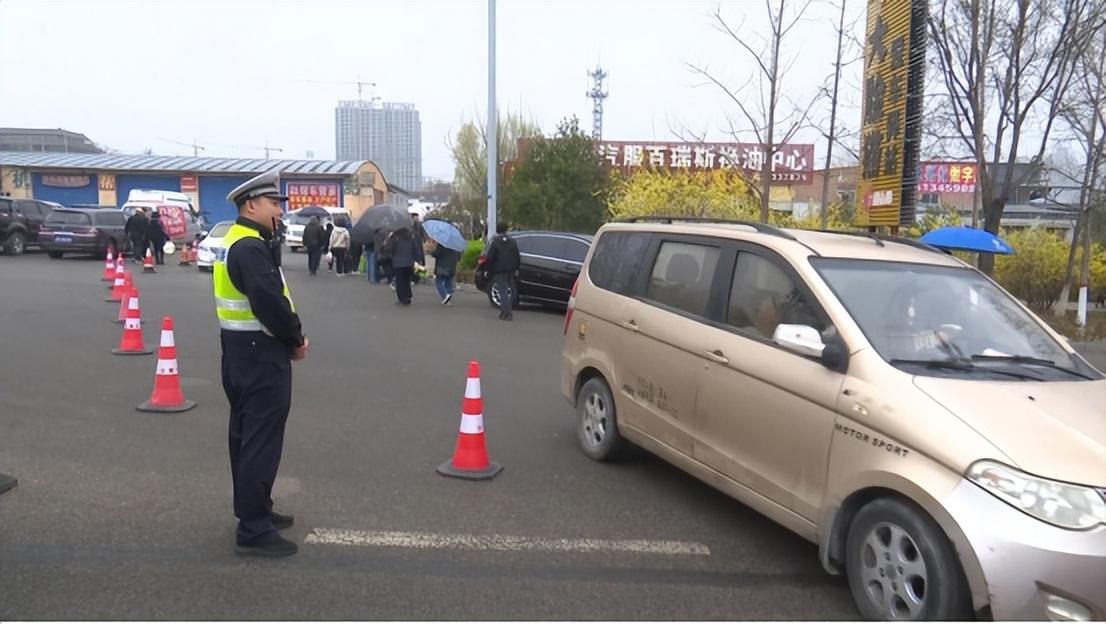 踏青时刻危机突现，英勇民警水中勇救落水女孩，究竟背后隐藏着怎样的温情与智慧？