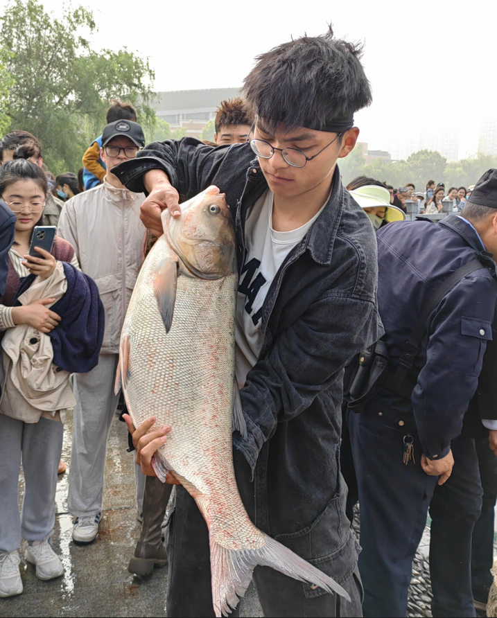 震驚校園！大學生釣獲巨型魚王，炫耀兩小時背后的故事