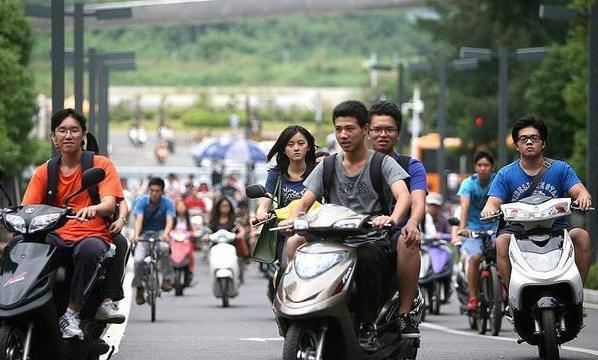 人大代表提议，严禁电动车在人行道驰骋，安全出行能否因此升级？