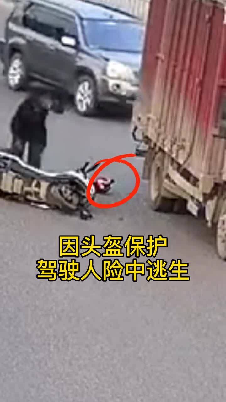 摩托車任性變道惹怒后車司機(jī)，憤怒撞擊引發(fā)社會(huì)熱議！