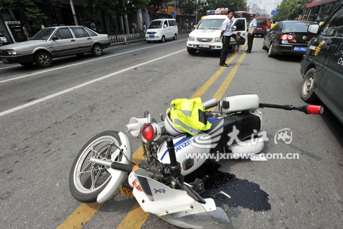 摩托车任性变道惹怒后车，撞击瞬间引爆街头热议！