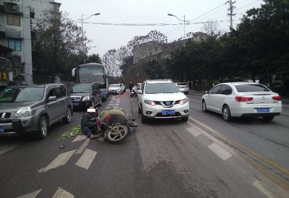 摩托车任性变道惹怒后车司机，激烈碰撞引发社会热议！真相究竟如何？