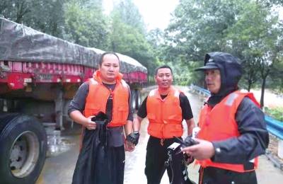 痛失英雄！菜刀哥郑州暴雨救人后离世，他的故事令人泪目