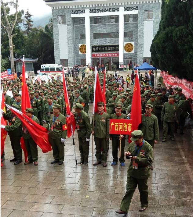 退役士兵荣耀归来，穿军装捧鲜花重返小学赴约，感动瞬间点燃爱国情怀！