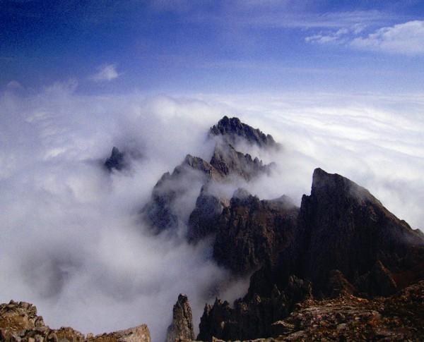 杭州太子山惊现黄山美景，男子意外拍摄引发关注热潮