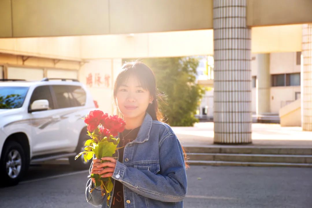 她在平凡生活中闪闪发光，非凡光芒的游戏人生