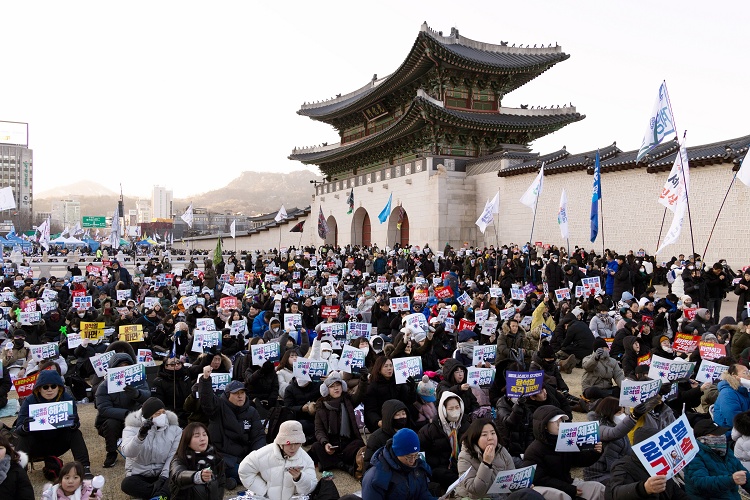 尹锡悦获释第二天，韩国民众集会掀起波澜——揭秘集会背后的力量与情感