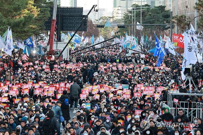 尹锡悦获释第二天，韩国民众集会掀起波澜——揭秘集会背后的力量与情感