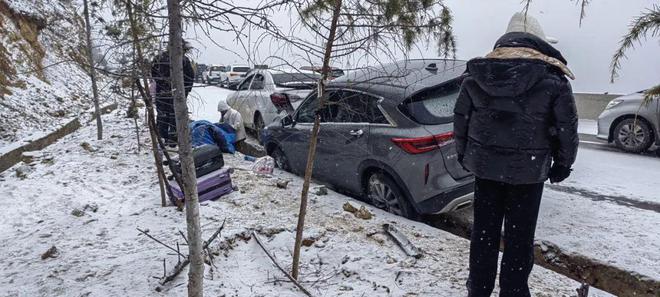 游客生死未卜，4500米雪山惊魂待援！