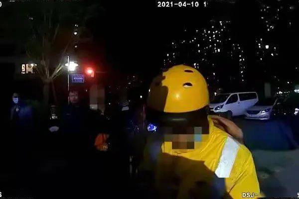 外卖小哥救醒醉酒路人后真情流露，背后的故事令人动容