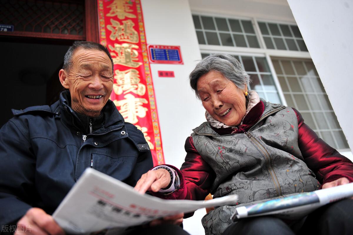 重磅！農村養老金標準即將提升，期待與焦慮并存，究竟何去何從？