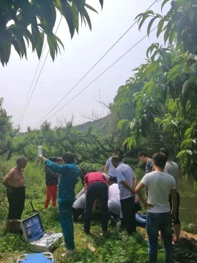 惊险瞬间！男子钓鱼遭遇电击倒地，鱼竿误触高压线的生死边缘！