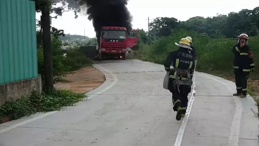 男子钓鱼遭遇电击惊魂瞬间，鱼竿触碰高压线生死未卜！