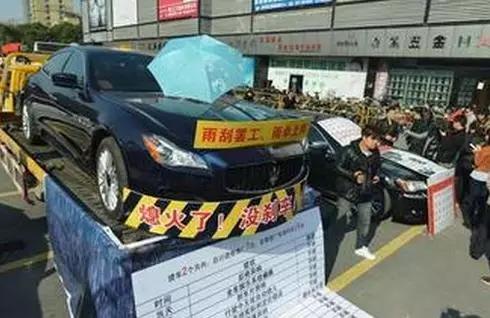 杭州車展維權(quán)風(fēng)云再起，拖車牽引路虎豪車驚現(xiàn)現(xiàn)場！