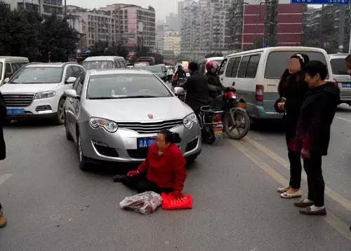 警察雷霆出击！揭秘车展背后的真相，带走碰瓷厂家人员，究竟隐藏着什么？