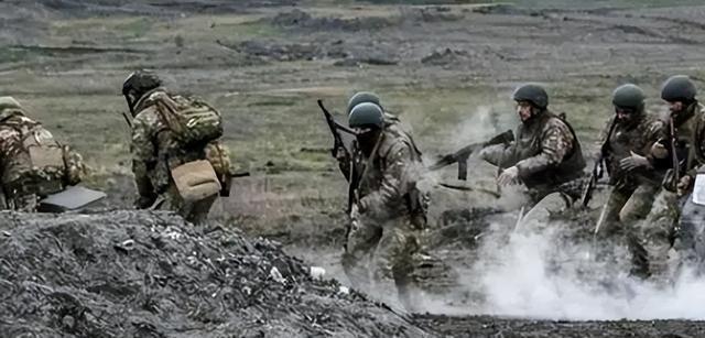 俄軍展示烏軍撤離庫(kù)爾斯克遺留武器，揭秘戰(zhàn)場(chǎng)背后真相！