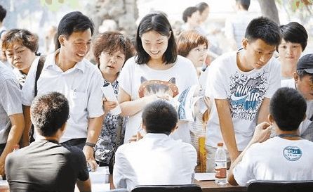 女子偷改大学室友考公岗位引风波，法律红线究竟在哪？