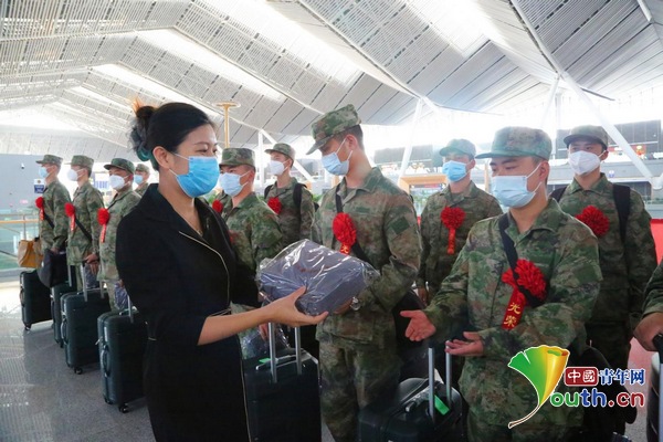 北京西站熱血青春啟航！新兵轉運現場女兵隊伍驚艷亮相，巾幗英雄夢啟航新征程！