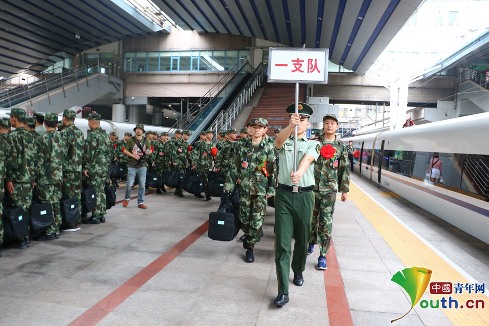 北京西站新兵转运启航，女兵队伍闪耀青春之光！