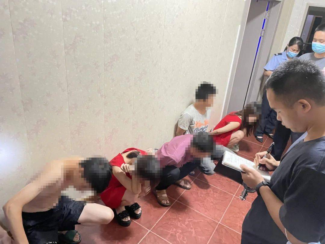 仓库惊现淫秽交易，警方突击行动揭秘！6名涉案男女身份曝光，背后隐藏什么秘密？