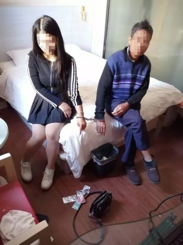 仓库惊现淫秽交易，警方突击行动揭秘！6名涉案男女身份曝光，背后隐藏什么秘密？