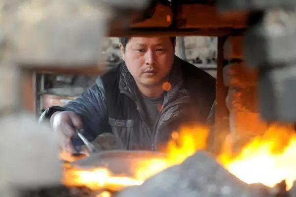 網購山東章丘鐵鍋驚現廣東發貨之謎，地域背后的產業秘密深度解析