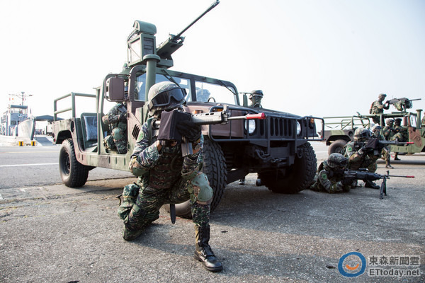 建議，揭秘臺軍獎杯造型驚現解放軍武器背后故事，兩岸關系微妙交匯