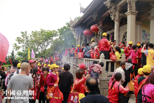 兩岸信眾共赴湄洲圣地，媽祖敬仰掀起熱潮！進香盛況揭秘，文化傳承再燃激情！