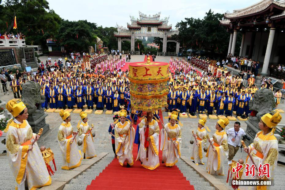 两岸信众共赴湄洲圣地，妈祖敬仰掀起热潮！进香盛况揭秘，文化传承再燃激情！