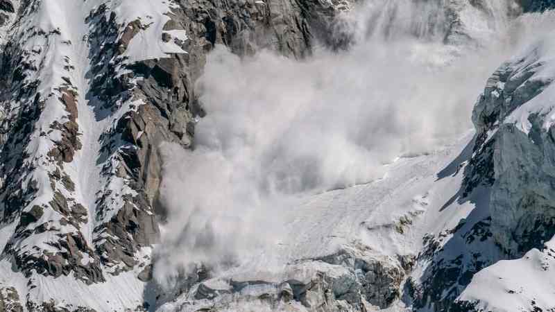 惊险瞬间！雪山雪崩震撼画面被游客捕获，究竟隐藏着什么秘密？