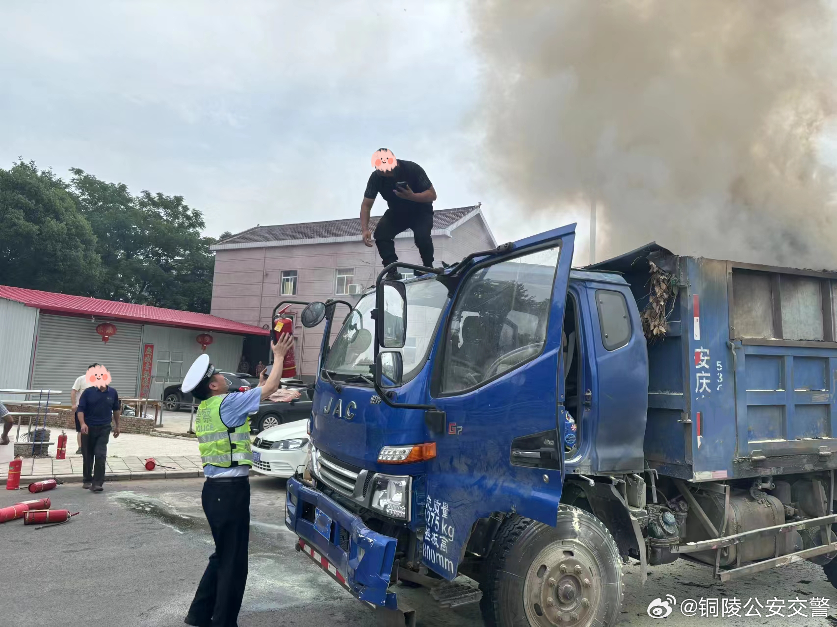 新婚蜜月驚險救援，貨車起火的意外之旅！揭秘英雄背后的故事