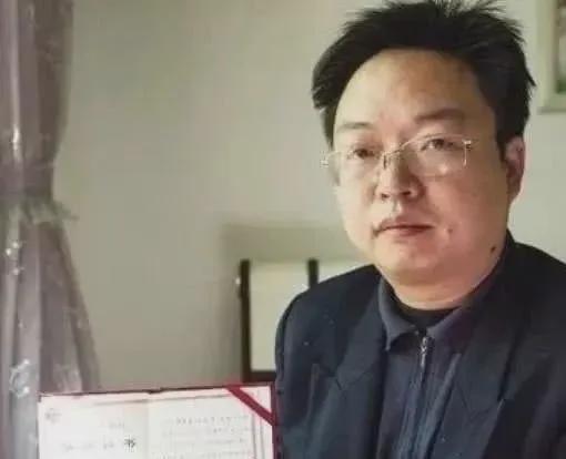 震驚！教育局安保主任現場虐貓引發社會熱議，背后真相究竟如何？