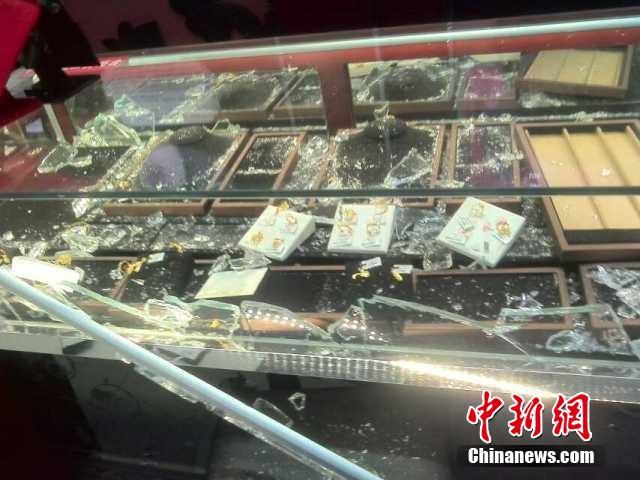 男子连抢金店手机店，疯狂行为背后的真相揭秘