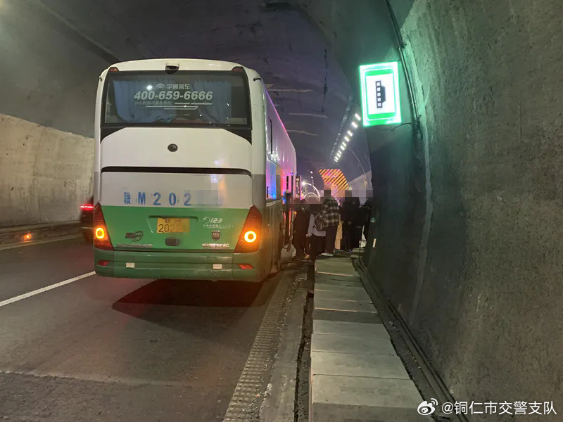 旅游大巴惊险长江隧道内，交警神速救援展现职业素养！