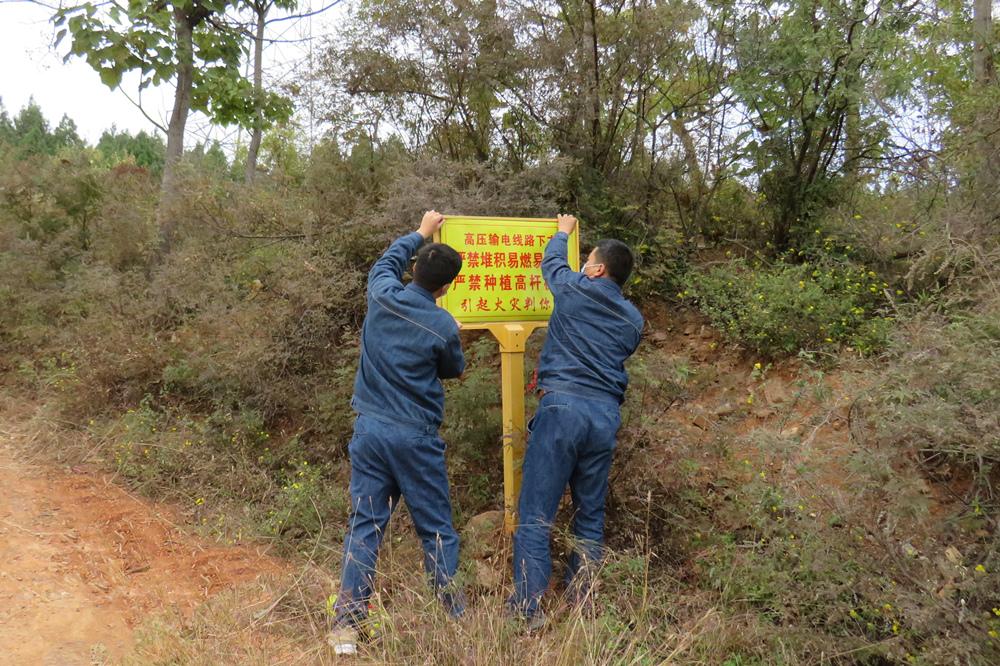 河南焦作山火蔓延紧急应对，直升机空中取水灭火创奇迹时刻！