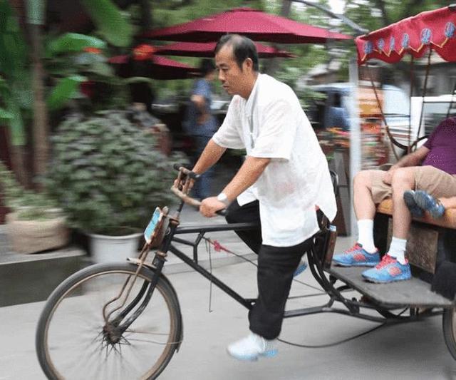 复旦才子惊现街头摆摊，神秘研究生竟从未涉足烹饪？背后的故事引人深思！