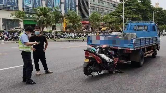 俩小伙生死瞬间！电动车与货车碰撞后的前行奇迹