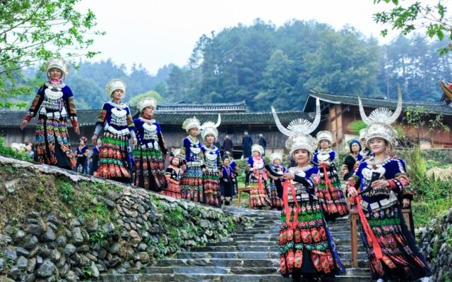 震惊！老年旅行团挤爆公交站台，竟引发城市出行大讨论！