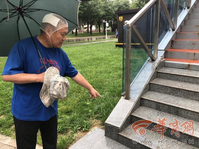 天桥惊魂！男子意外跌落楼梯，生命瞬间消逝，背后真相令人深思