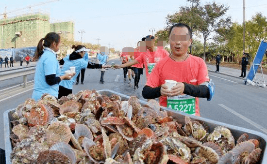 震惊！男子马拉松赛场惊现流水席奇迹，这是如何炼成的？